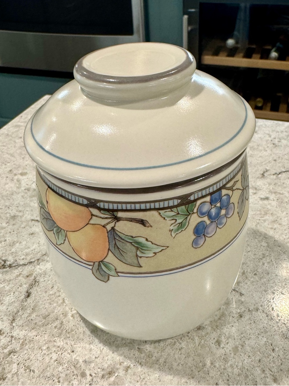 Mikasa Intaglio Garden Harvest CAC29 Small Canister EUC